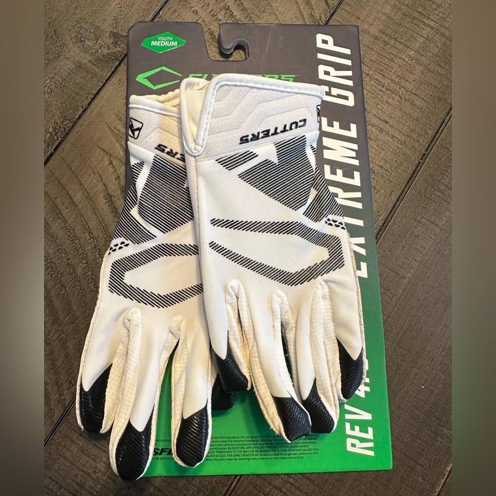 Cutters Extreme Grip 4.0 Youth Football Gloves (Medium) Retails For $60
